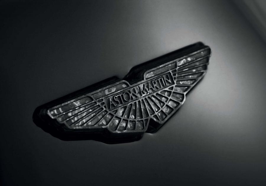 Логотип Aston Martin Vanquish Carbon Black 2014 года  (фото 6 из 30)